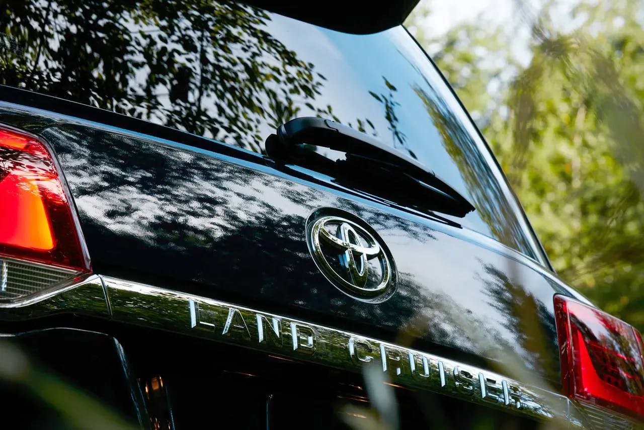 Đánh giá thực tế Toyota Land Cruiser 2019 đuôi xe Vucar.webp